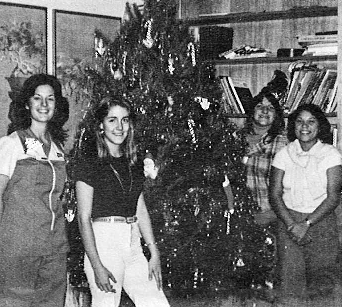 Fotomates Diane Ellis (left), Marita Mitchell, Darlene Pearson, and Roz Acosta decorated this donated tree.